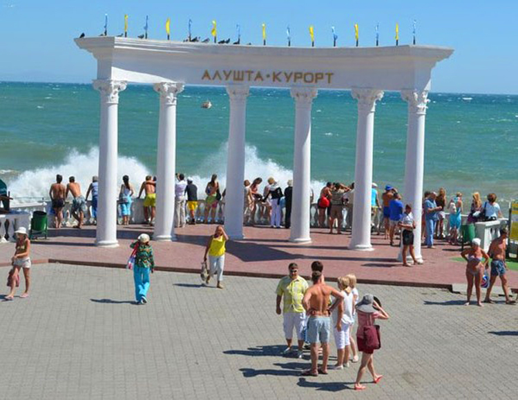 Набережная Алушты